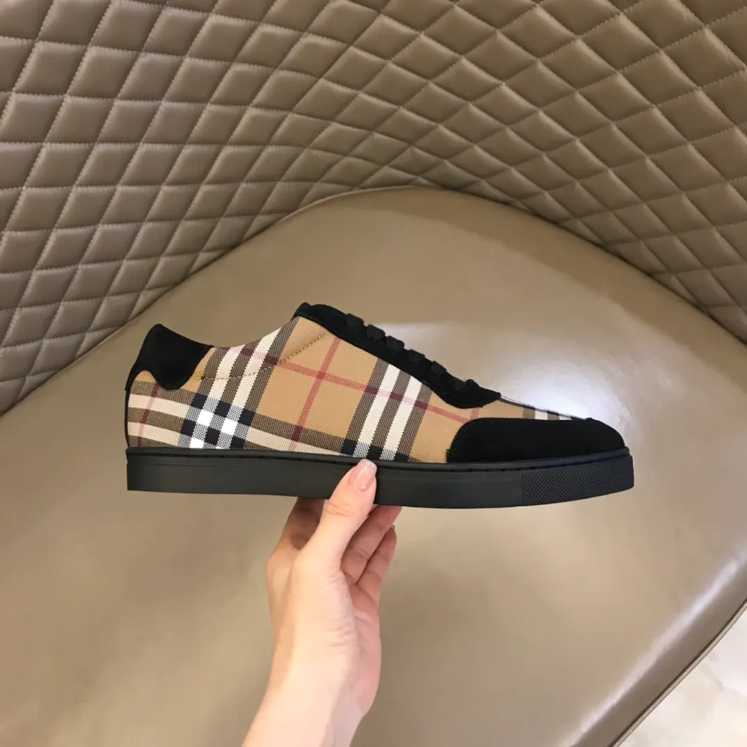 p400 "BURBERR*" men's classic low-top sneakers are reinterpreted in Vintage checkered cotton and cowhide materials, decorated with a new brand logo. First-layer sheepskin lining, embossed Burberry logo on the heel, and original TPU outsole! Size: 38-44 (45 customized) No. 068